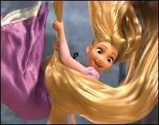 Lorsque Raiponce quitte sa tour et touche le sol, quelle est la premire phrase chante qu'elle prononce ?