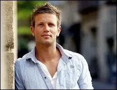 Quel prtendant est basketteur et mesure 1 m 97 ?