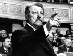 Dans quel film entend-on : ''Il y a des patrons de gauche, je tiens à vous l'apprendre ! 
- Il y a aussi des poissons volants, mais qui ne constituent pas la majorité du genre ! ''