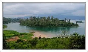 ''J'étais là, je savais tout de la Somalie / Du Bengladesh et du -------- / J'étais là / J'ai bien vu le sort que le Nord réserve au Sud / Bien compris le mépris ! '' (Zazie)