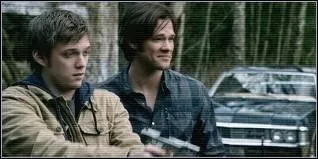 Sur cette image, quelle est la personne  ct de Sam ?