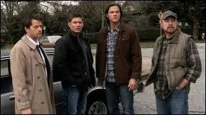 Dans Supernatural, avec qui Dean chasse-t-il ?