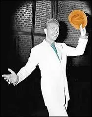 Charles Trénet, surnommé le fou chantant, a écrit plus de... 1000 chansons ! Dans le titre recherché, il évoque une rencontre impossible pour l'astre du jour... Quelle est cette chanson ?