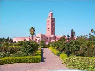 La Koutoubia est une mosquée qui fait partie du décor...