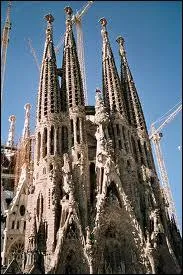 La cathédrale ''Sagrada Família'' commencée par Antoni Gaudí mais toujours inachevée est pourtant le monument le plus célèbre de...