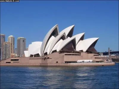 Emblématique de l'Australie, cet opéra fait penser à des voiles de bateaux ou à des coquillages. Il est construit dans la ville de...