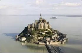 Un petit tour en France par l'abbaye du Mont-Saint-Michel qui se trouve...