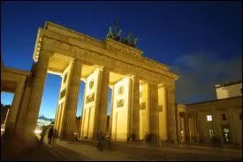 Berlin, au bout de l'avenue Unter der Linden (sous les tilleuls) se dresse la porte de Brandebourg. Du haut de ses 26 mètres, parade une statue de la Victoire tirée par...