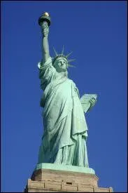 C'est la première chose qu'ont vue les immigrants qui arrivaient à New York : la statue de la Liberté. Quel pays en a fait cadeau aux USA ?