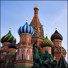 Sur la place Rouge à Moscou, se trouve le Kremlin et juste à côté, la basilique aux dômes caractéristiques :