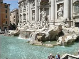 La tradition veut que, si vous souhaitez revenir à Rome, vous devez jeter votre monnaie dans la fontaine de Trevi. Dans quel film peut-on voir Anita Ekberg y entrer tout habillée ?