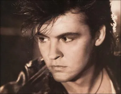 En 1983, il chantait  Come back and stay  