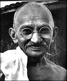 Gandhi :  Le vrai ... . . est celui qui, grce  des moyens purement non-violents, dfend sa libert et par consquent celle de son pays, et finalement celle de l'humanit tout entire. Il manque ?