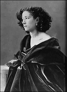 L'actrice Sarah Bernhardt a dit  Il faut har trs peu, car c'est trs ... ... . , il faut mpriser beaucoup, pardonner souvent, mais ne jamais oublier . Quel mot manque ?
