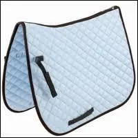 Que met-on sous la selle ?