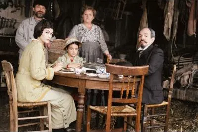 En 1919 Mathilde a 19 ans. Son fianc, Manech, est parti sur le front de la Somme. Et bien qu'un avis officiel l'informe de son dcs, elle refuse d'admettre cette vidence.