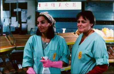 Responsable d'une unit de nettoyage dans un supermarch, elle est obsde par le travail bien fait et mne son petit groupe de femmes, pour la plupart immigres, avec poigne.