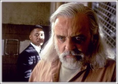 Un primatologue rput est accus d'un triple meurtre et semble avoir sombr dans la folie. Un jeune psychiatre plein d'ambition se voit confier l'expertise de cet homme.