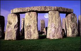 Les pierres suspendues de Stonehenge sont l'ensemble mégalithique le plus célèbre. Ce lieu a marqué l'imagination des hommes car tous les ans s'y déroule une cérémonie avec des...