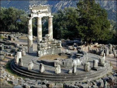 À Delphes, au pied du Mont Parnasse (près de la gare) se dressait le temple d'Apollon où on pouvait consulter les oracles de...