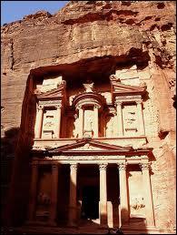 La Khazneh à Pétra (Jordanie) est le monument le plus connu de cette cité troglodytique. Vous l'avez vue dans la scène finale du film...