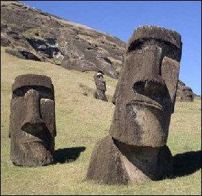 On connait mieux l'île chilienne de Rapa Nui sous le nom d'île de Pâques. Il s'y trouve de bien étranges statues (à peu près 900) appelées moaï. La plupart d'entre elles ont le regard tourné vers...
