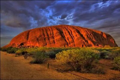 Ayers Rock (Uluru) est le seul ''gros caillou'' naturel de ce quiz. Si vous voulez admirer ses sources, ses cavernes et ses peintures rupestres, vous devrez aller...