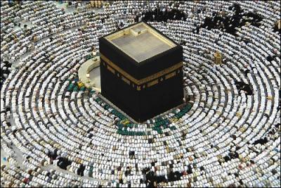 Les musulmans se tournent vers elle cinq fois par jour pour prier. Cette pierre noire cubique est la Kaaba. Lors du pèlerinage à la Mecque, le Hajj doit en faire le tour ------- fois.