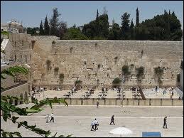 À Jérusalem, le ''Mur des Lamentations'' est un lieu sacré pour les juifs qui viennent y déposer des feuillets avec leurs souhaits. Ce mur est un vestige du Temple de...