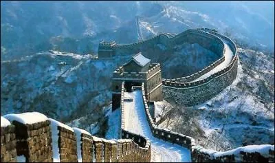 La Grande Muraille de Chine ! (Non, je ne vais pas vous demander où elle se trouve ! )... Elle a été construite pour stopper les invasions ---------.