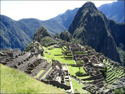 Au Pérou, nichée sur les sommets des Andes, se trouve Machu Picchu. Ces mots signifient ''vieille montagne'' mais le site fut aussi surnommé : ''Cité perdue des ----------'' .