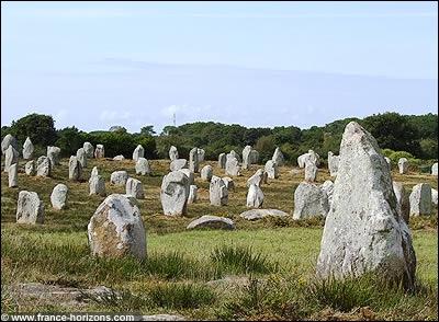 Ce petit village breton doit sa renommée mondiale à des alignements de menhirs.