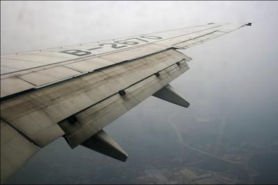 Quel dispositif situ  l'arrire des ailes permet  l'avion de conserver sa portance lors de l'atterrissage et le dcollage ?