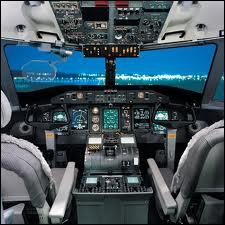 Comment s'appelle galement le poste de pilotage ?