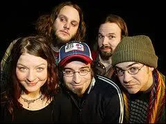 ''Allons résistons mes frères / À la connerie des militaires / Et au nord de l'Amérique / Devant not' village d'Astérix / Ça sera marqué en français / Icitte, sacrez-nous donc la paix''