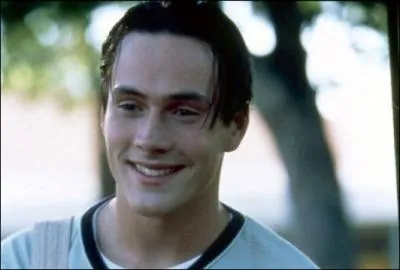 De quelle fille de la chorale Oz tombe-t-il amoureux ?