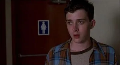 Avec la mre de quel adolescent Paul Finch a-t-il des rapports sexuels ?