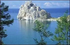 C'est le plus ancien lac du monde (25 millions d´années) et c'est aussi le plus profond (1 680 mètres).