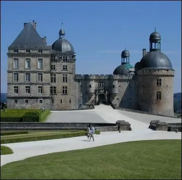 Encore un chteau construit sur un peron rocheux dominant le village du mme nom. Ce prestigieux chteau prit son aspect actuel au XVII me sicle ... .