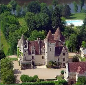 Erig au XVI me sicle sur la commune de Castelnaud-la-Chapelle, le chteau des Milandes fut la demeure d'une clbre chanteuse et meneuse de revue des annes folles ... .