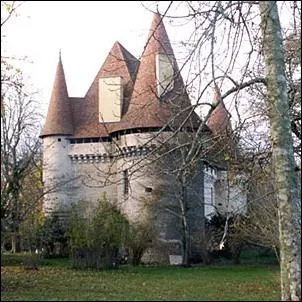 Situ sur les hauteurs de Saint-Astier, ce chteau dont les origines remontent au XII me sicle fut reconstruit au XVI me sicle dans le style renaissance que nous le connaissons aujourd'hui ... .