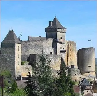 Cette forteresse mdivale est situe  la confluence de la valle de la Dordogne et de la valle du Cou. Elle abrite un muse de la guerre au Moyen-Age ... .