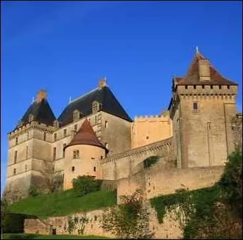 Bon nombre de ces chteaux ont la particularit de faire cohabiter, de faon harmonieuse, une trs grande diversit de styles comme ce chteau situ dans le Prigord pourpre ... .