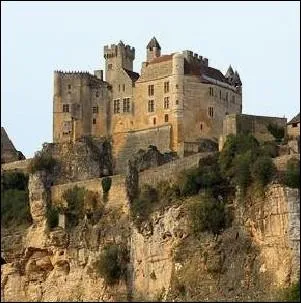 Situ  l'-pic d'une falaise de calcaire surplombant la Dordogne, ce chteau d'allure austre est l'un des mieux conservs de la rgion... .