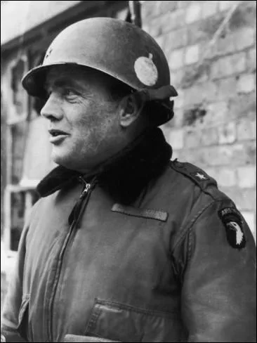 A Bastogne, avec la 101me Airborne, il a dit aux Allemands :  Des nfles !   . Il s'agit de ...