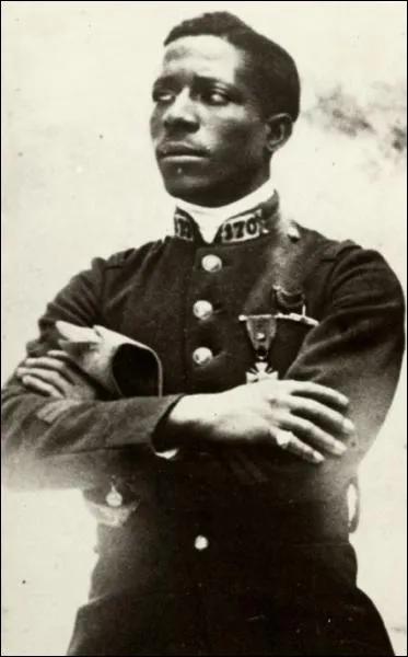 Seul As afro-amricain de la guerre, combattant au Lafayette, mais refus comme pilote dans l'arme US du fait de sa couleur...