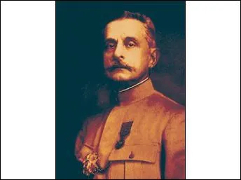 Ami du prcdent il commandait avant guerre l'expdition de Fashoda...