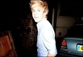 De quelle couleur taient les chaussettes qu'il portait  l'mission  X Factor  ?