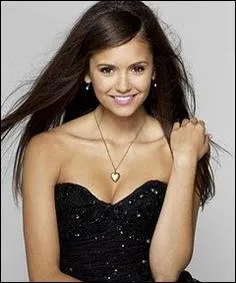 Sur qui Elena craque-t-elle le jour de la rentre ?