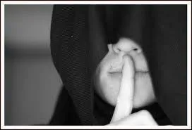 Quel sens magique donnait-on au fait de se mordre la langue en mangeant ?